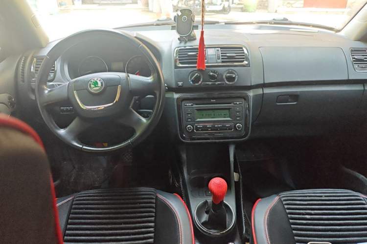 Used Skoda Fabia 2012 1.6L Manual Cool Black Edition Center Console