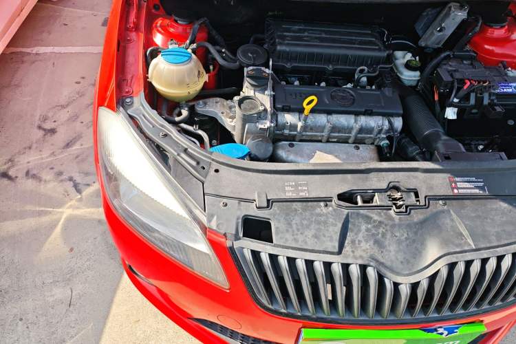 Used Skoda Fabia 2012 1.6L Automatic Cool Black Edition Engine Bay Right
