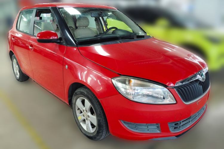 Used Skoda Fabia 2012 1.4L Automatic Crystal Edition Front Right 45 Deg