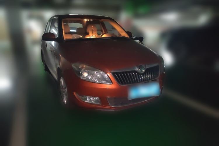 Used Skoda Fabia 2012 1.6L Automatic Crystal Edition Front Right 45 Deg