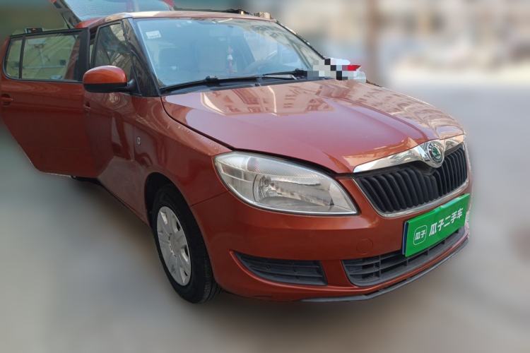 Used Skoda Fabia 2012 1.4L Automatic Crystal Edition Front Right 45 Deg
