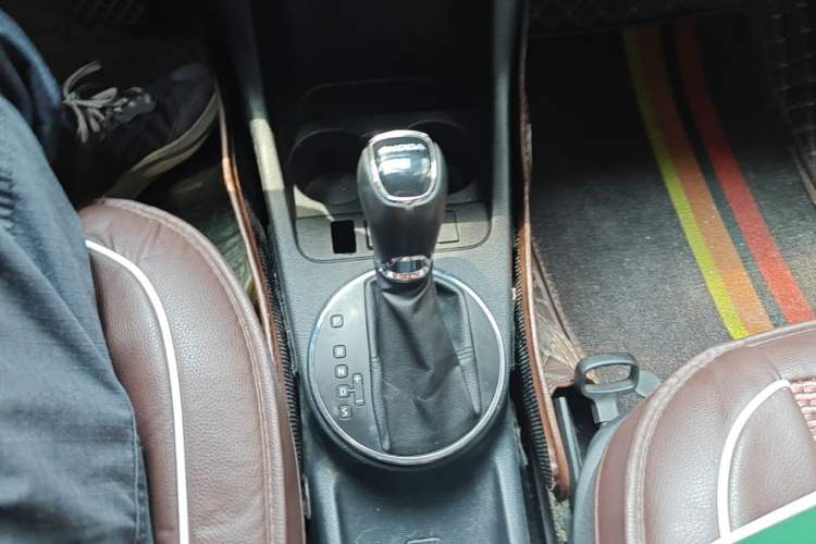 Used Skoda Fabia 2012 1.6L Automatic Cool Black Edition Gear Lever