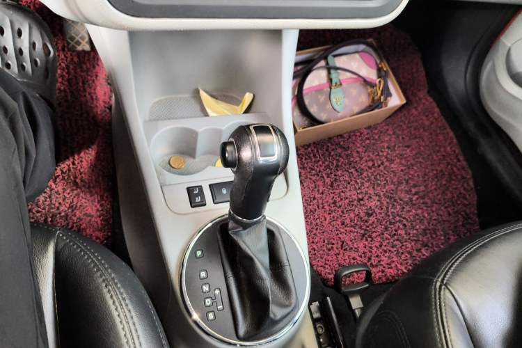 Used Skoda Fabia 2012 1.6L Automatic Crystal Edition Gear Lever