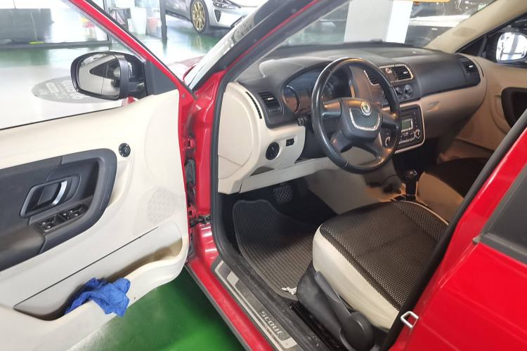 Used Skoda Fabia 2012 1.6L Scout Interior 3
