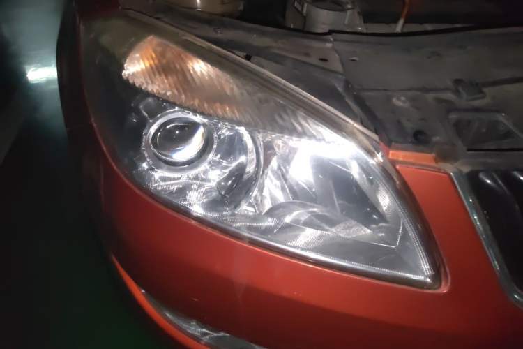 Used Skoda Fabia 2012 1.6L Automatic Crystal Edition Right Front Headlight
