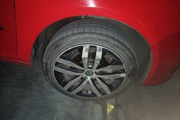 Used Skoda Fabia 2012 1.6L Automatic Cool Black Edition Right Front Wheel Hub