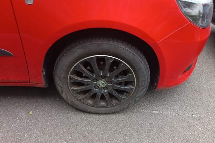Used Skoda Fabia 2012 1.6L Automatic Sport Edition Right Front Wheel Hub