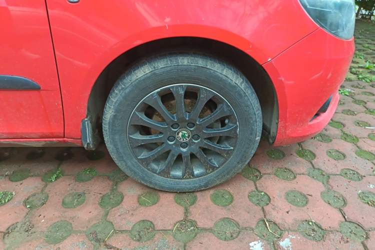 Used Skoda Fabia 2012 1.6L Automatic Cool Black Edition Right Front Wheel Hub