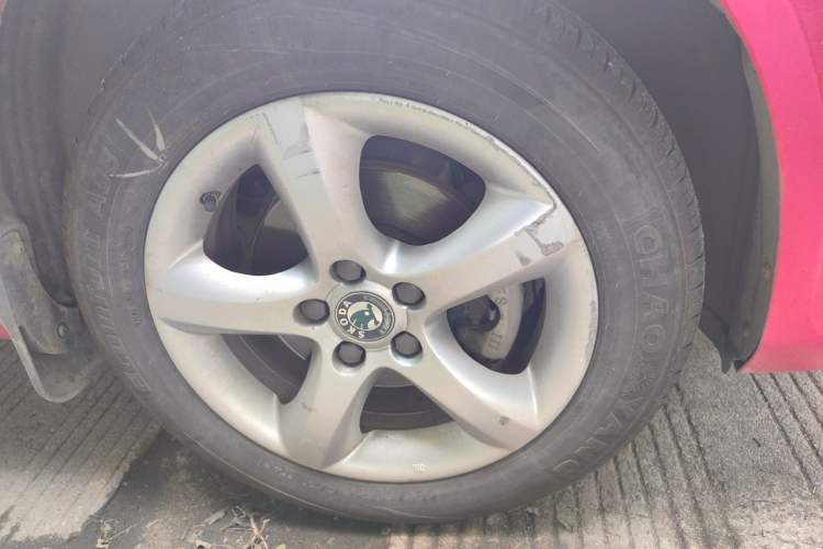 Used Skoda Fabia 2012 1.6L 5th Anniversary Limited Edition Right Front Wheel Hub
