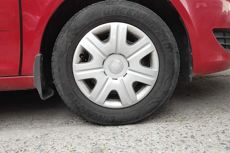 Used Skoda Fabia 2012 1.4L Automatic Crystal Edition Right Front Wheel Hub