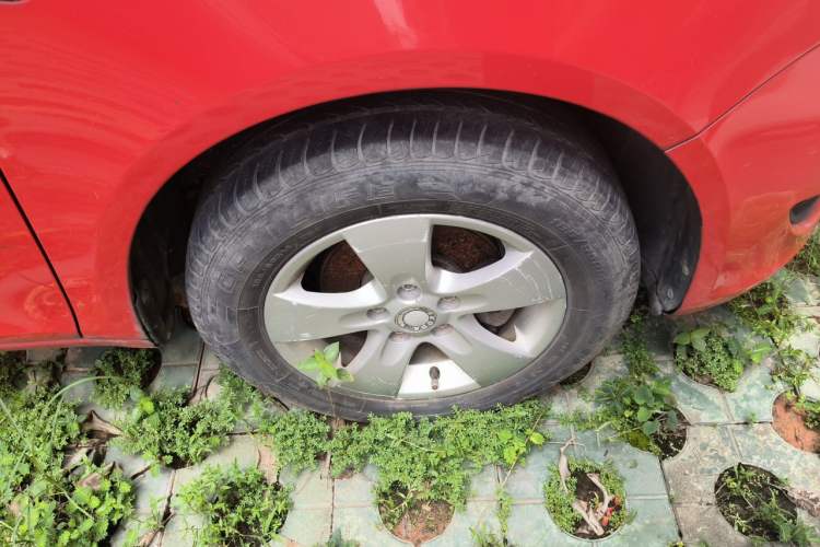 Used Skoda Fabia 2012 1.4L Manual Crystal Edition Right Front Wheel Hub