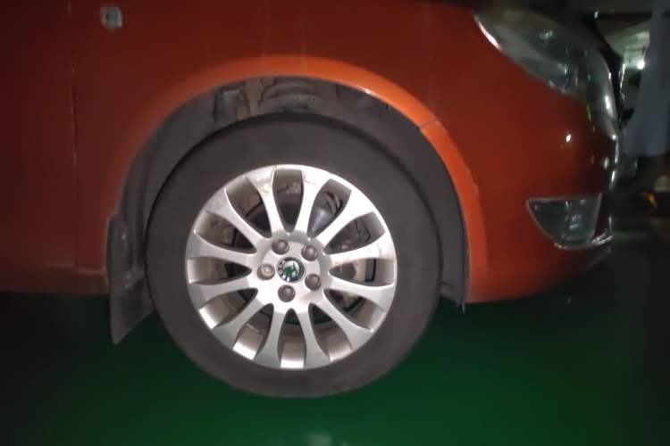 Used Skoda Fabia 2012 1.6L Automatic Crystal Edition Right Front Wheel Hub