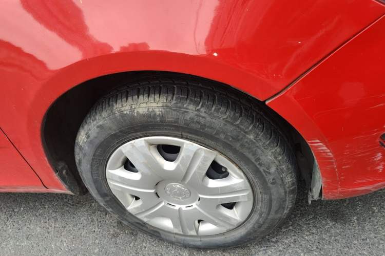 Used Skoda Fabia 2012 1.4L Automatic Crystal Edition Right Front Wheel Hub