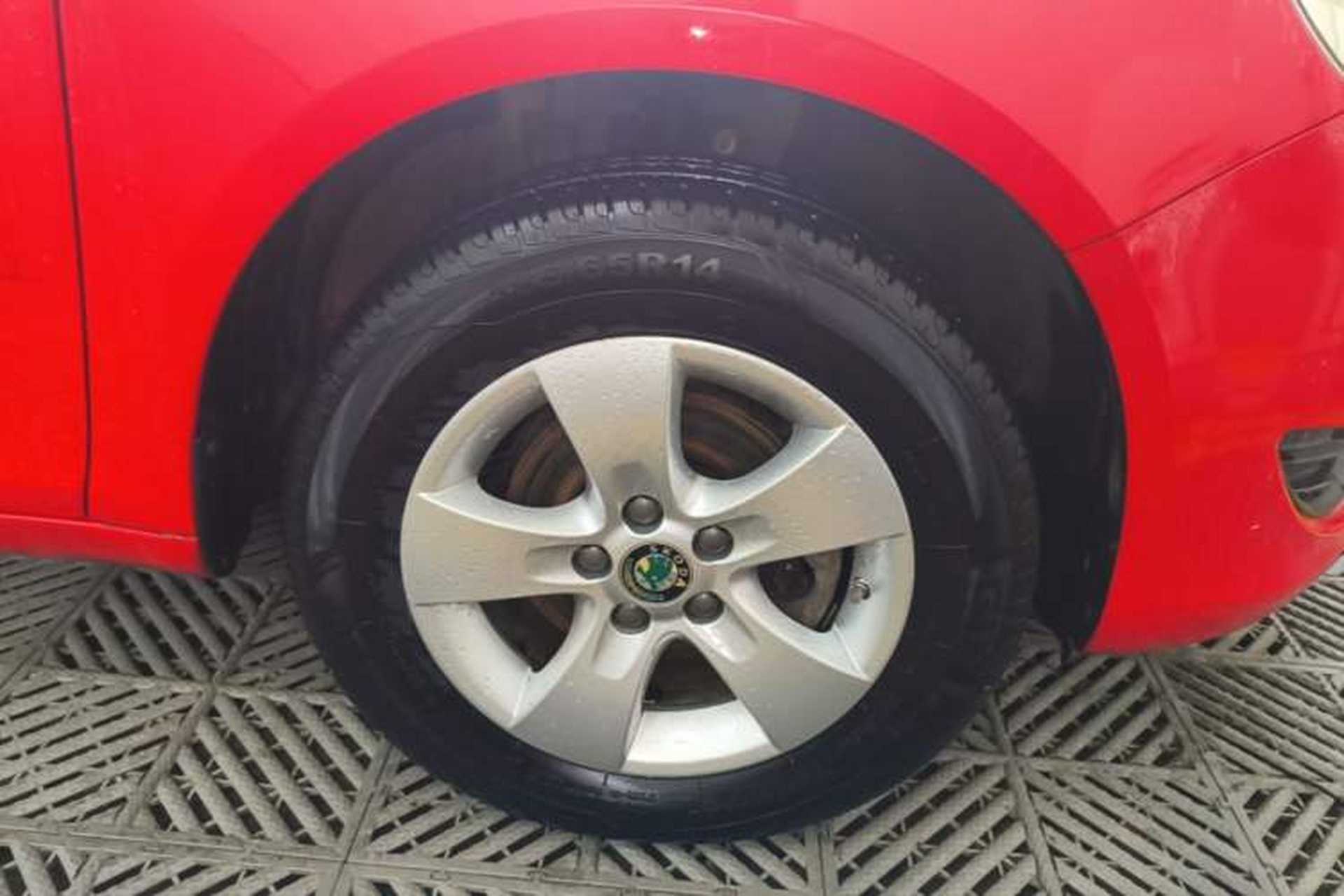 Used Skoda Fabia 2012 1.4L Automatic Crystal Edition Right Front Wheel Hub