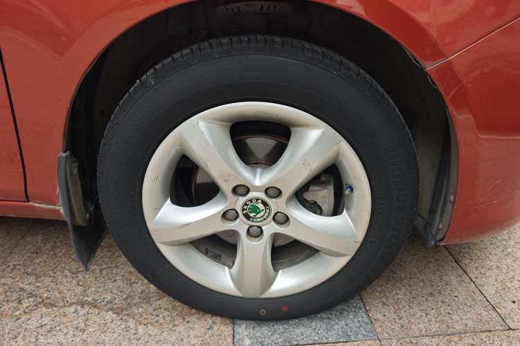 Used Skoda Fabia 2012 1.6L Automatic Cool Black Edition Right Front Wheel Hub