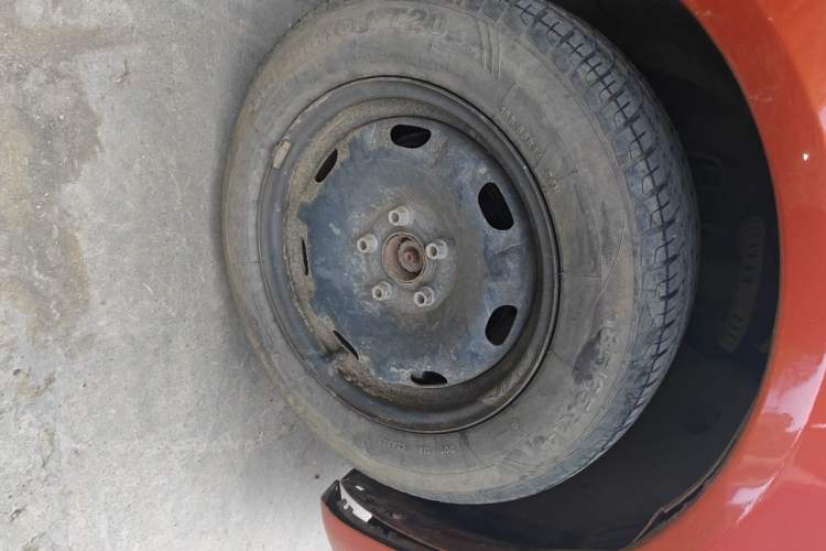 Used Skoda Fabia 2012 1.4L Manual Crystal Edition Right Front Wheel Hub