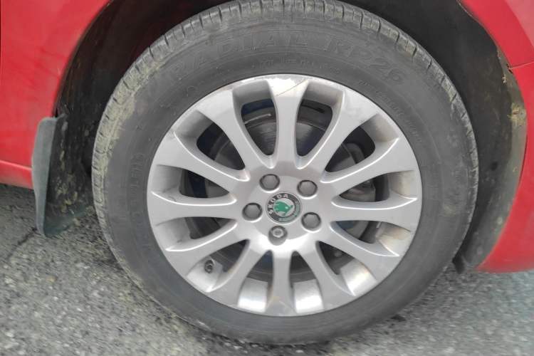 Used Skoda Fabia 2012 1.6L Automatic Crystal Edition Right Front Wheel Hub