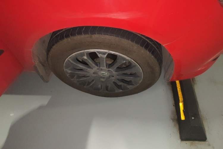Used Skoda Fabia 2012 1.6L Automatic Sport Edition Right Front Wheel Hub
