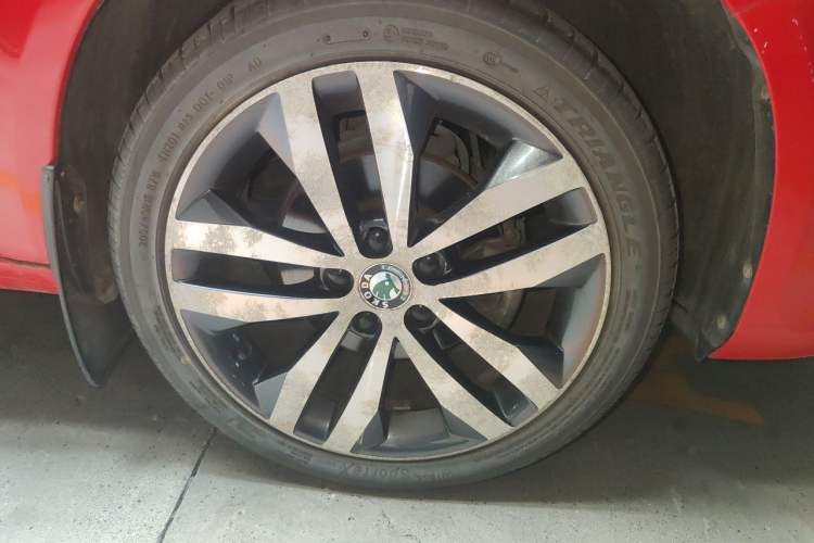 Used Skoda Fabia 2012 1.6L Automatic Sport Edition Right Front Wheel Hub
