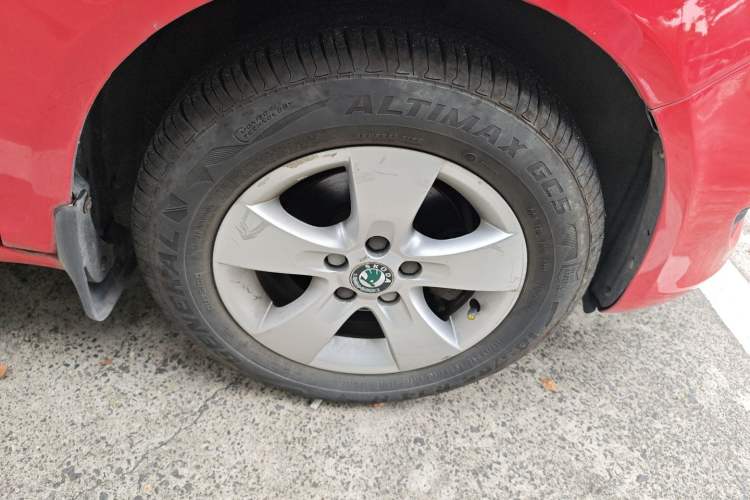 Used Skoda Fabia 2012 1.4L Automatic Crystal Edition Right Front Wheel Hub