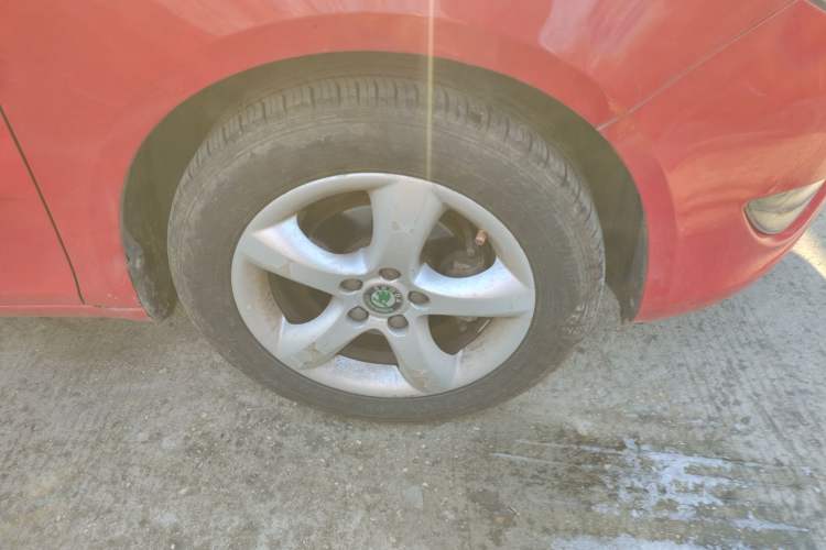 Used Skoda Fabia 2012 1.6L Automatic Cool Black Edition Right Front Wheel Hub
