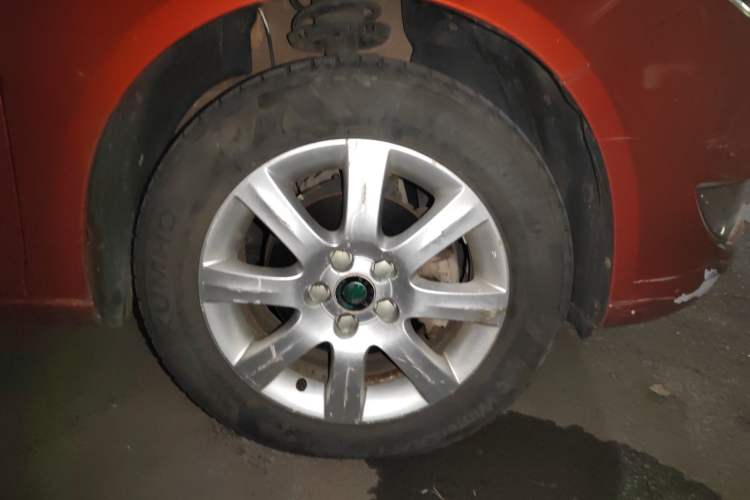 Used Skoda Fabia 2012 1.4L Automatic Crystal Edition Right Front Wheel Hub
