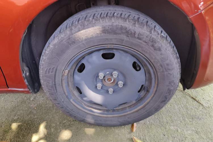 Used Skoda Fabia 2012 1.4L Automatic Crystal Edition Right Front Wheel Hub