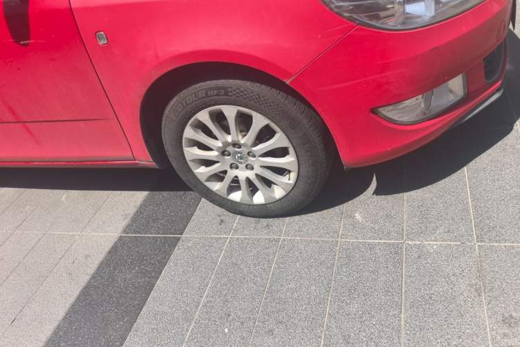 Used Skoda Fabia 2012 1.6L 5th Anniversary Limited Edition Right Front Wheel Hub
