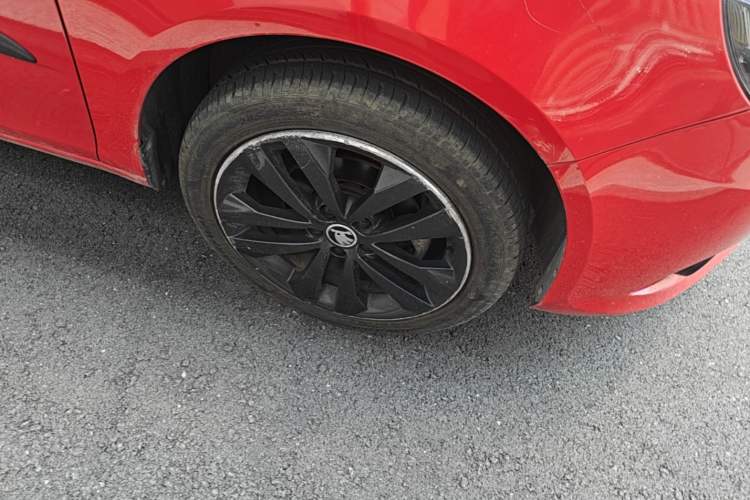 Used Skoda Fabia 2012 1.6L Automatic Cool Black Edition Right Front Wheel Hub