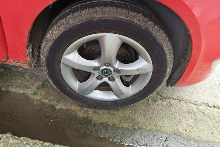 Used Skoda Fabia 2012 1.6L Manual Cool Black Edition Right Front Wheel Hub