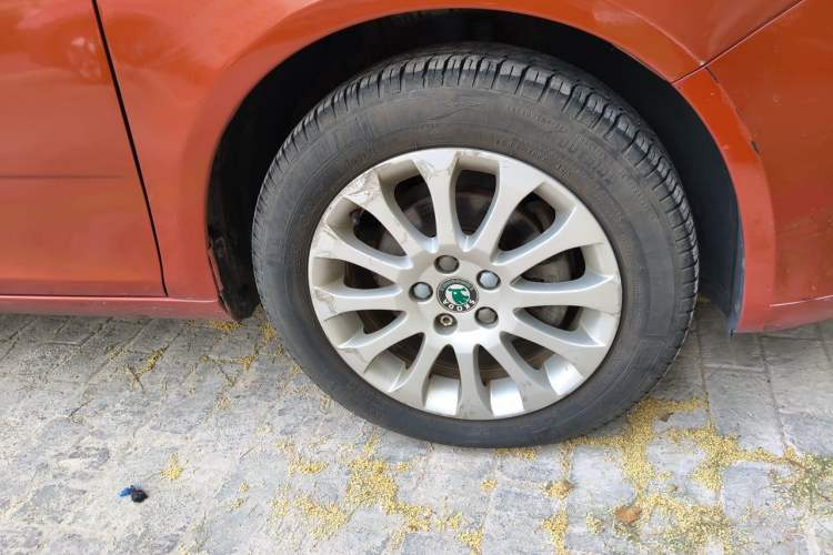 Used Skoda Fabia 2012 1.6L Automatic Crystal Edition Right Front Wheel Hub