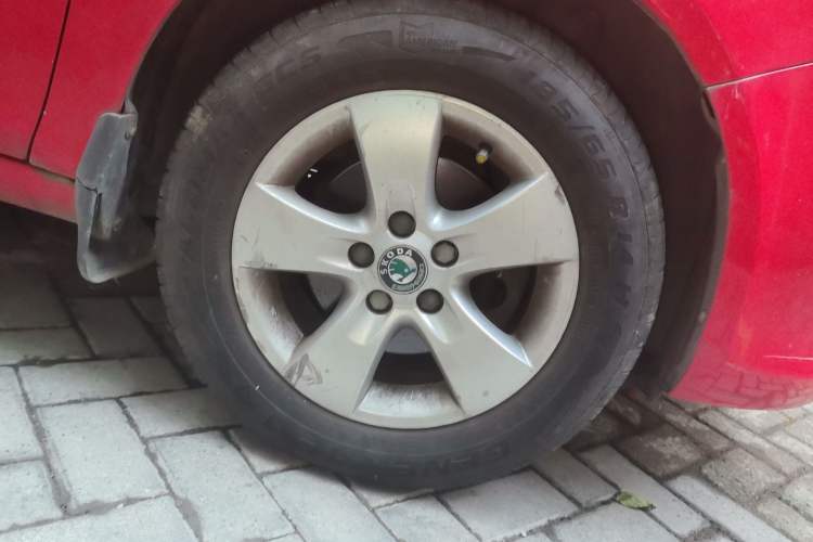 Used Skoda Fabia 2012 1.4L Automatic Crystal Edition Right Front Wheel Hub