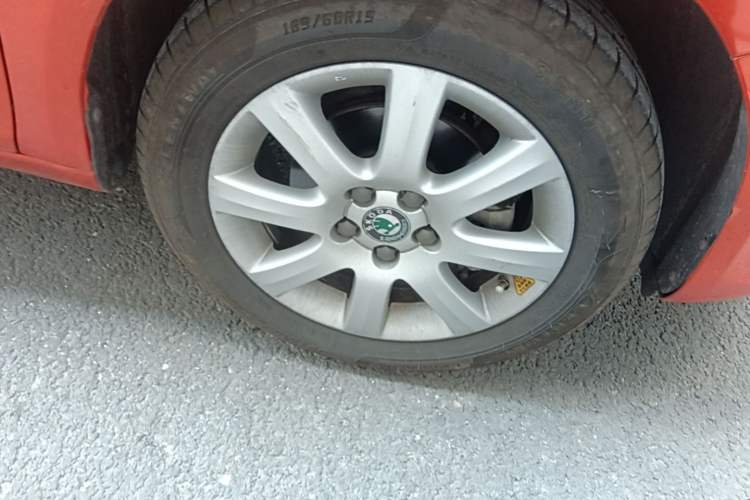 Used Skoda Fabia 2012 1.4L Automatic Crystal Edition Right Front Wheel Hub