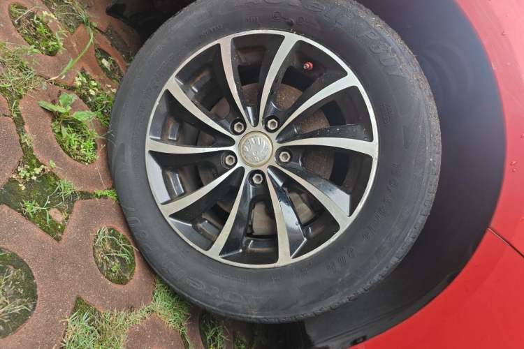 Used Skoda Fabia 2012 1.4L Manual Crystal Edition Right Front Wheel Hub