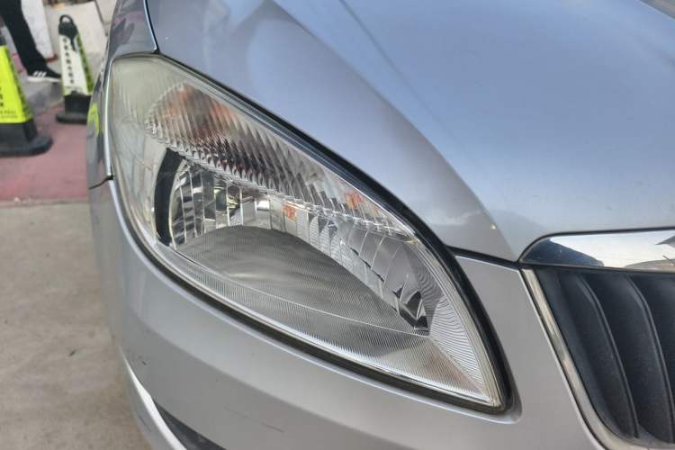 Used Skoda Fabia 2012 1.4L Manual Crystal Edition Right Front Headlight