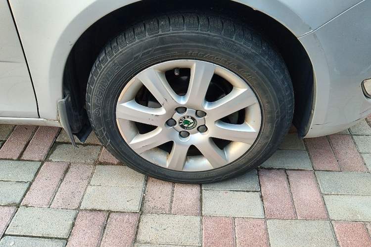 Used Skoda Fabia 2012 1.4L Automatic Crystal Edition Right Front Wheel Hub