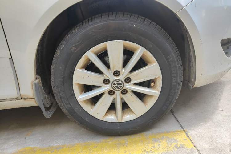 Used Skoda Fabia 2012 1.4L Manual Crystal Edition Right Front Wheel Hub