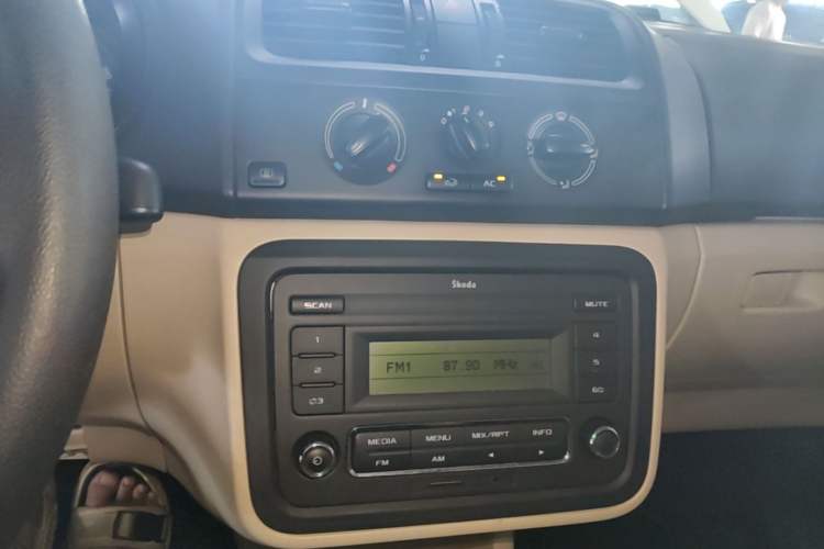 Used Skoda Fabia 2012 1.4L Manual Crystal Edition Audio And AC Panel