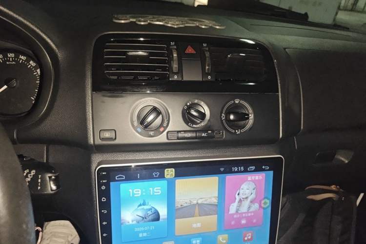 Used Skoda Fabia 2012 1.6L Manual Cool Black Edition Audio And AC Panel