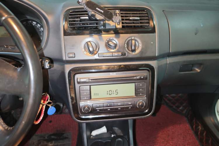 Used Skoda Fabia 2012 1.6L Automatic Cool Black Edition Audio And AC Panel