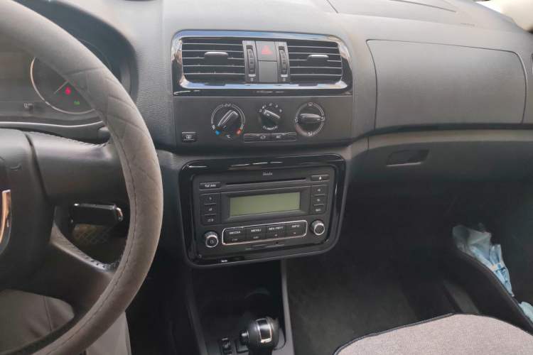 Used Skoda Fabia 2012 1.6L Automatic Sport Edition Audio And AC Panel