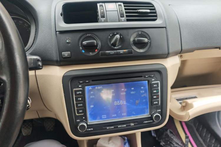 Used Skoda Fabia 2012 1.4L Manual Crystal Edition Audio And AC Panel