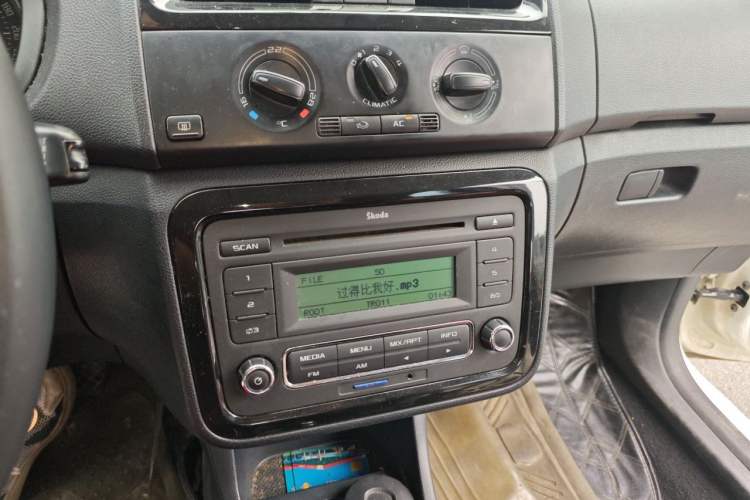 Used Skoda Fabia 2012 1.6L 5th Anniversary Limited Edition Audio And AC Panel