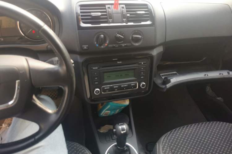 Used Skoda Fabia 2012 1.6L Automatic Sport Edition Audio And AC Panel
