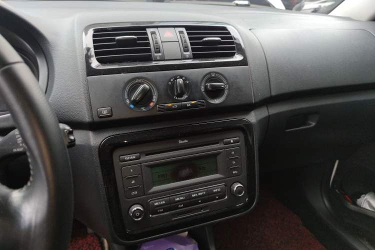 Used Skoda Fabia 2012 1.6L Automatic Cool Black Edition Audio And AC Panel