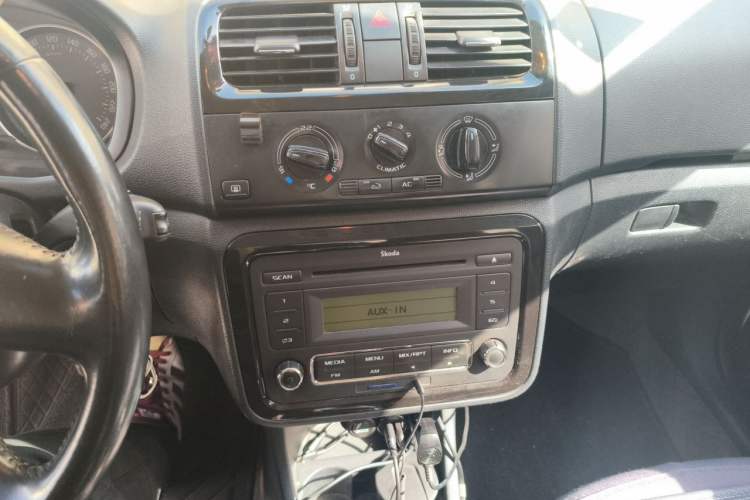 Used Skoda Fabia 2012 1.6L Manual Cool Black Edition Audio And AC Panel