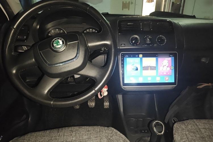 Used Skoda Fabia 2012 1.6L Manual Cool Black Edition Center Console