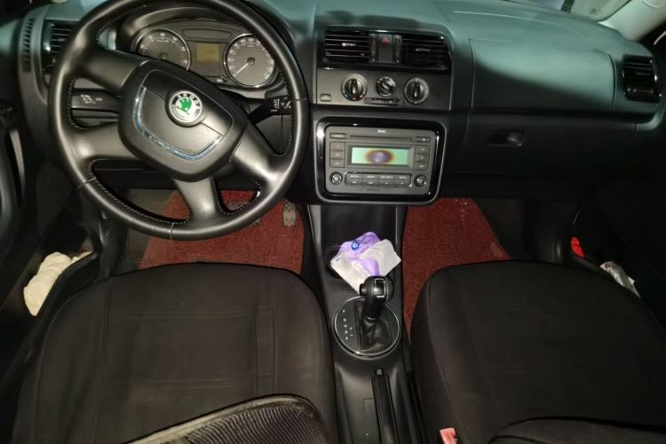 Used Skoda Fabia 2012 1.6L Automatic Cool Black Edition Center Console