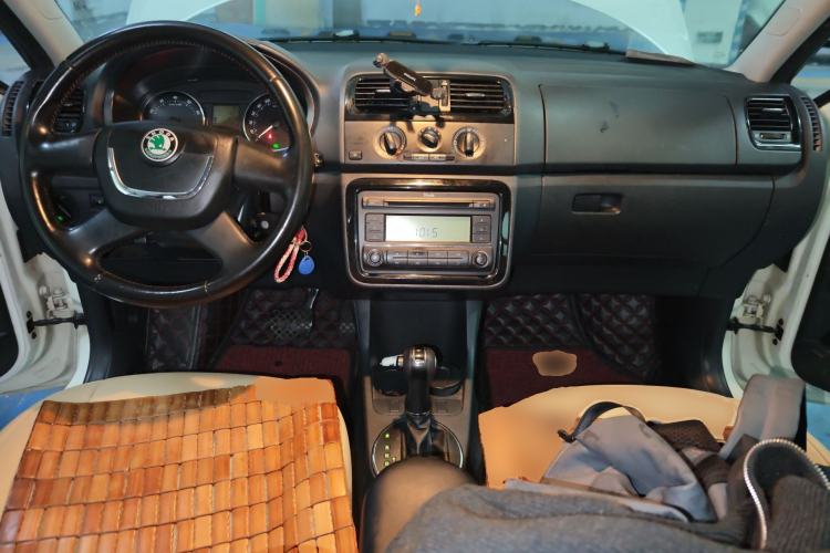 Used Skoda Fabia 2012 1.6L Automatic Cool Black Edition Center Console