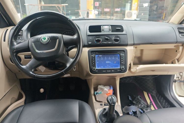 Used Skoda Fabia 2012 1.4L Manual Crystal Edition Center Console